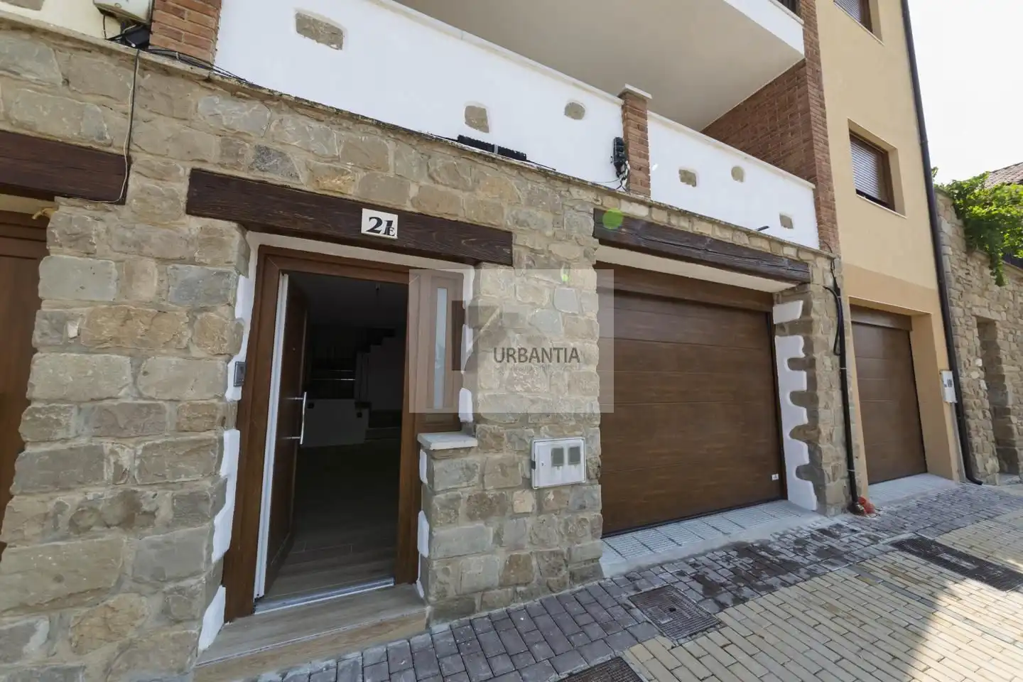 Vista exterior de Casa adosada en venda en Larraga amb Calefacció, Terrassa i Balcó