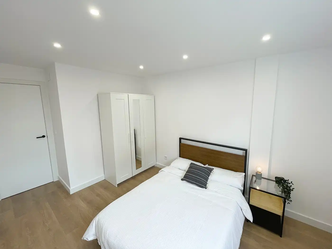 Dormitori de Apartament en venda en Santander amb Calefacció, Parquet i Moblat
