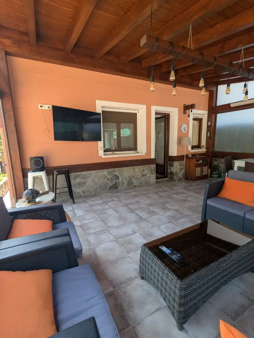 Terrasse von Einfamilien-Reihenhaus zum Verkauf in Amorebieta-Etxano mit Privatgarten, Terrasse und Balkon