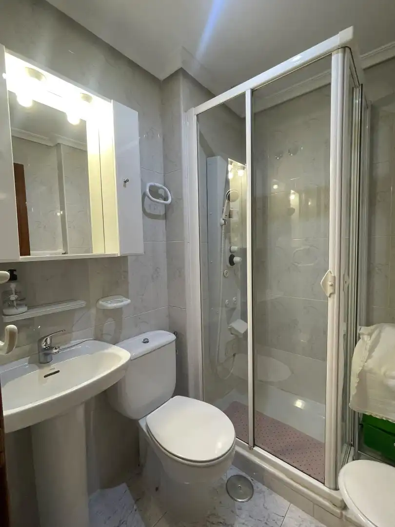 Baño de Piso en venta en Miralvalle - Av. Virgen del Puerto - La Data 