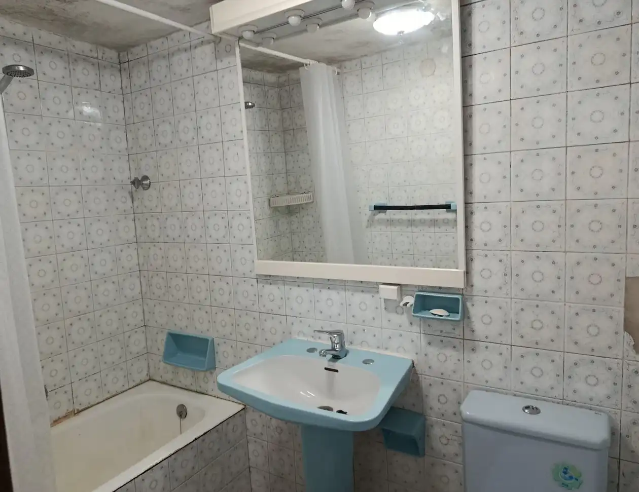 Baño de Piso en venta en Cudillero con Amueblado, Horno y Lavadora
