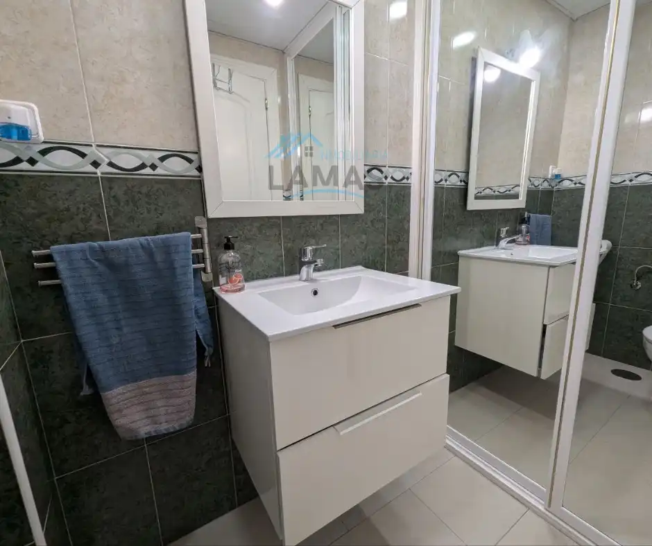 Badezimmer von Einfamilien-Reihenhaus zum Verkauf in Navalmoral de la Mata mit Klimaanlage, Heizung und Terrasse