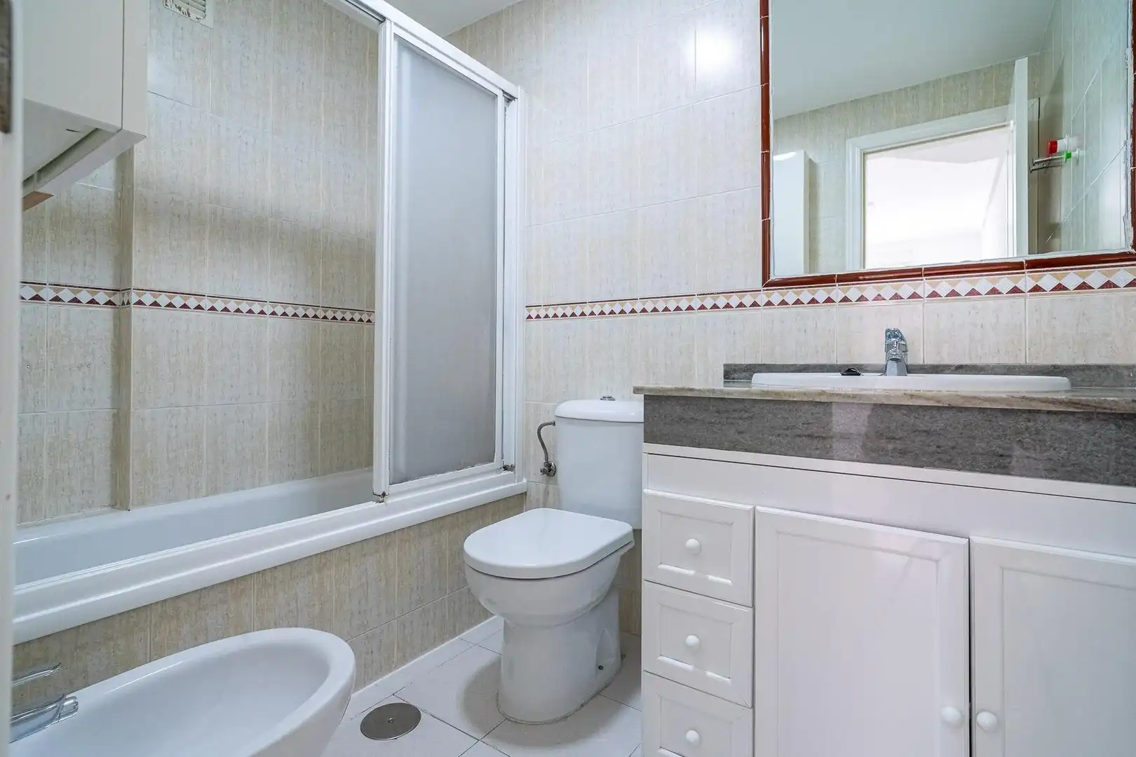 Baño de Piso de alquiler en Sevilla con Aire acondicionado y Calefacción