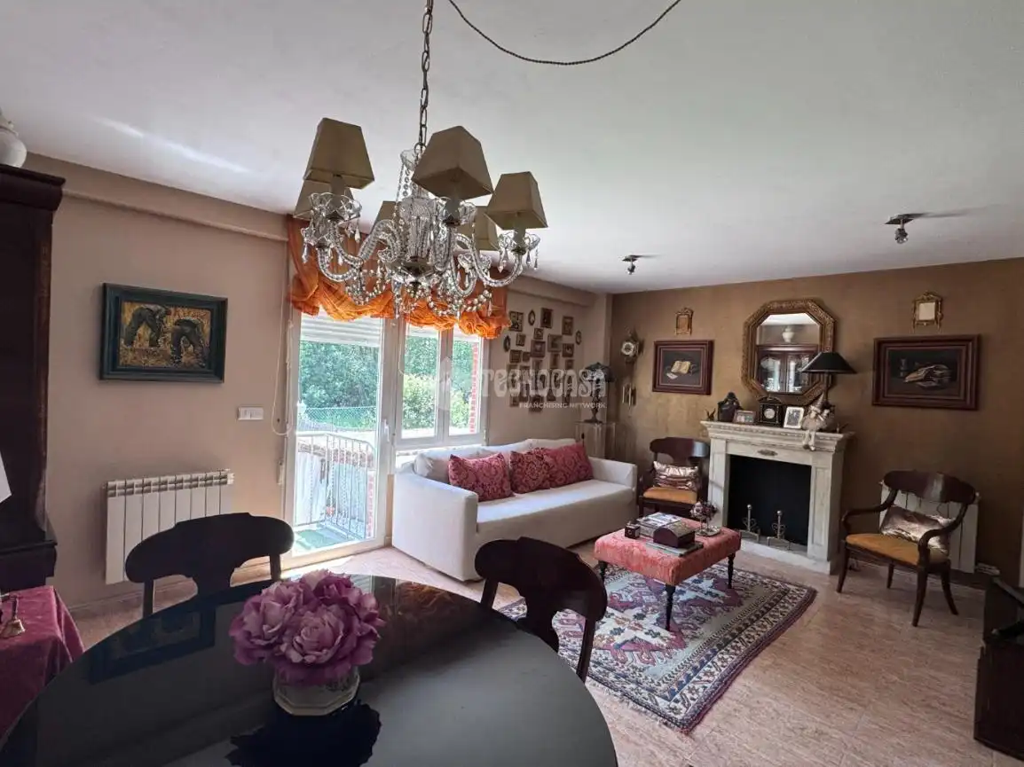 Sala de estar de Casa adosada en venta en Valdefresno con Calefacción, Parquet y Piscina comunitaria