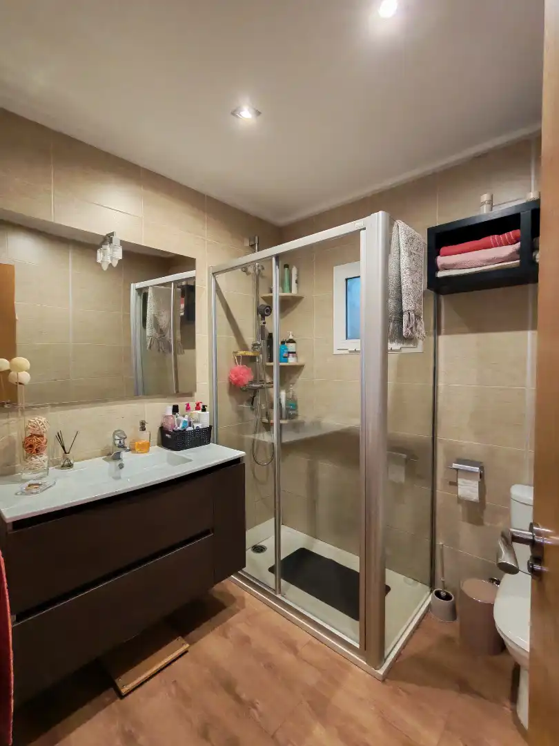 Badezimmer von Einfamilien-Reihenhaus zum Verkauf in Elche / Elx mit Klimaanlage, Privatgarten und Terrasse