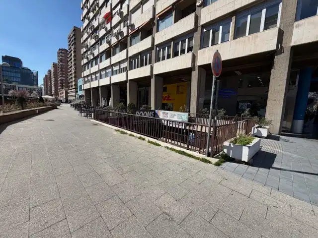Vista exterior de Local en venda en  Madrid Capital amb Aire condicionat, Calefacció i Alarma