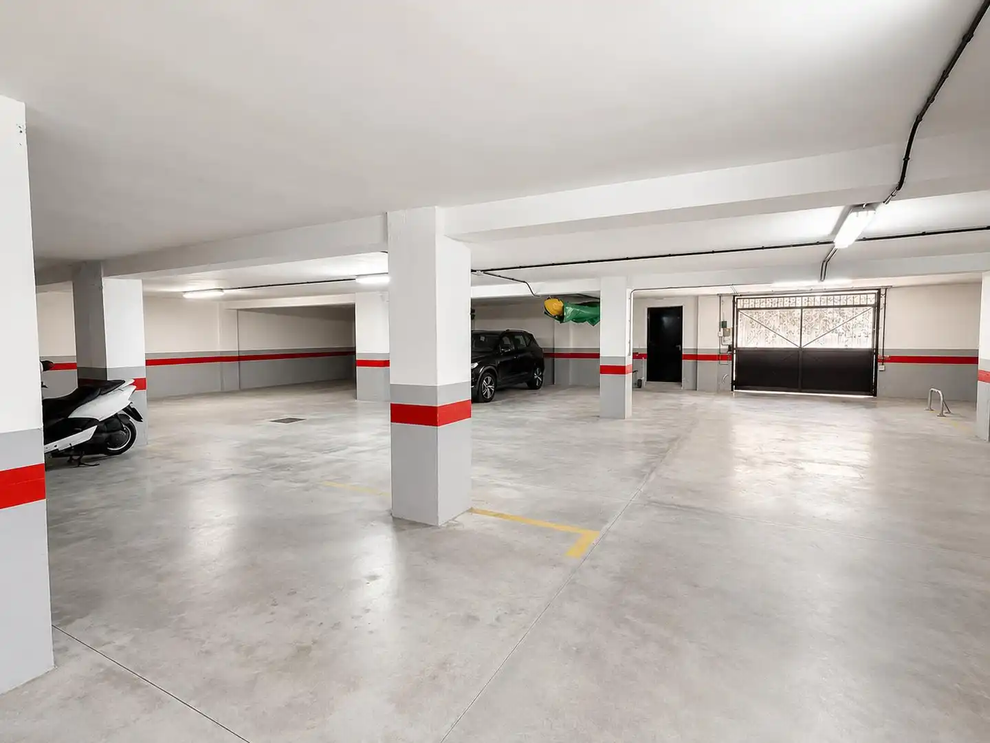 Parking de Piso de alquiler en Almuñécar con Amueblado, Balcón y Piscina comunitaria