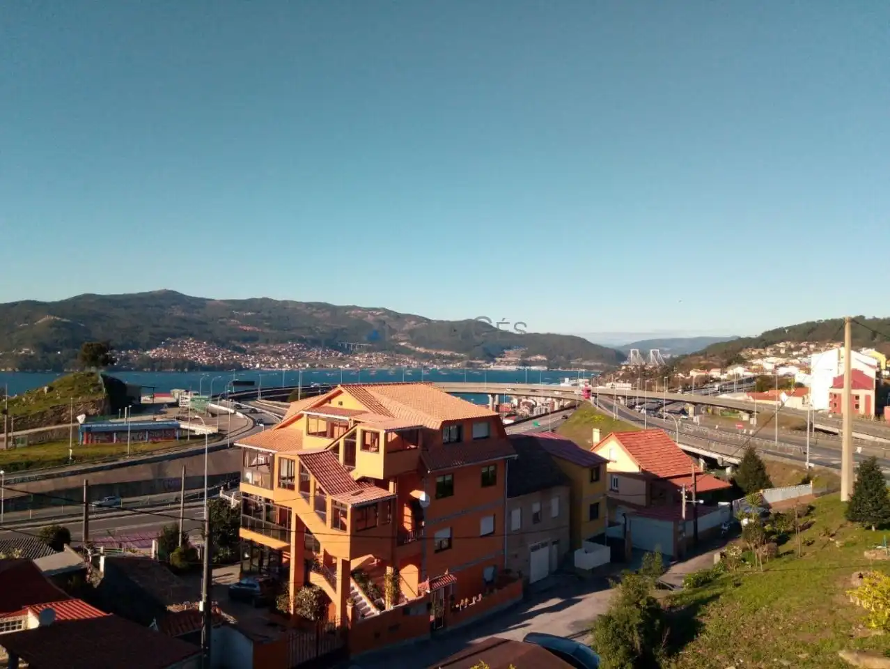 Vista exterior de Casa adosada en venta en Vigo  con Calefacción, Jardín privado y Parquet
