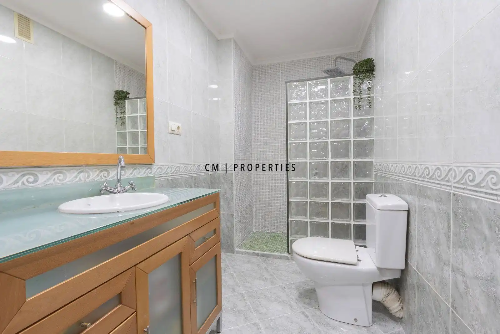 Bathroom of Flat for sale in Valencia  with Air Conditioner, Heating and Terrace