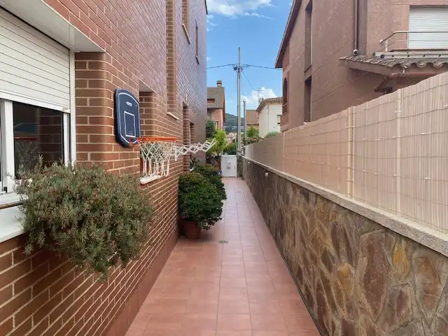 Vista exterior de Casa adosada en venta en Montcada i Reixac con Calefacción, Jardín privado y Terraza