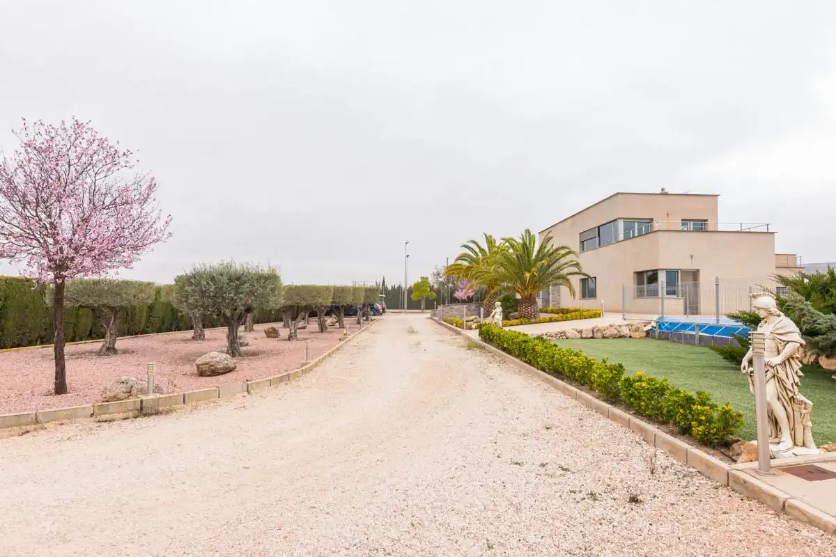 Vista exterior de Casa o xalet en venda en Yecla amb Aire condicionat, Calefacció i Jardí privat
