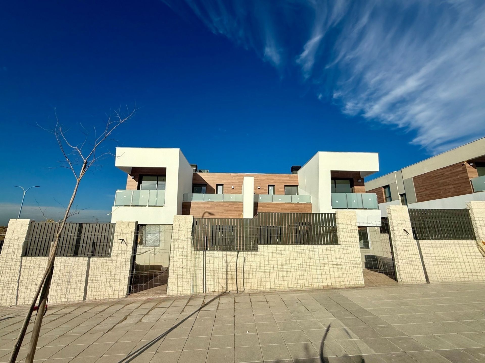 Vista exterior de Casa adosada en venda en Villaviciosa de Odón amb Calefacció, Jardí privat i Terrassa