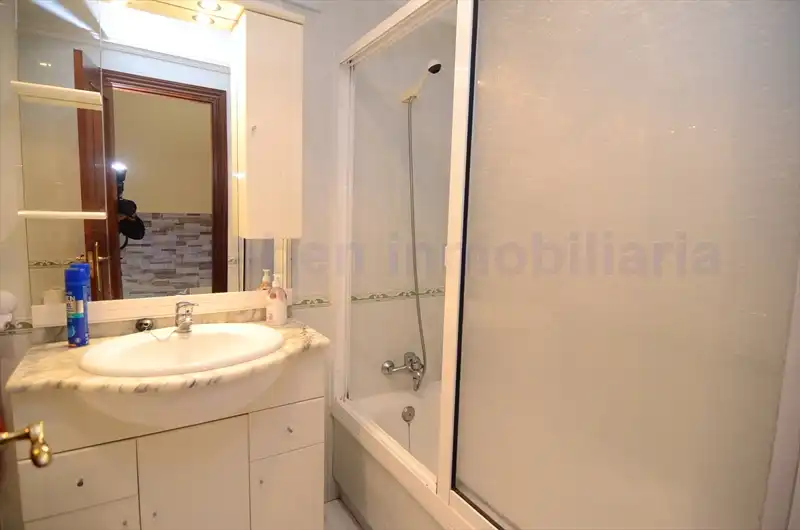 Badezimmer von Wohnung zur Miete in Boiro mit Heizung, Terrasse und Abstellraum