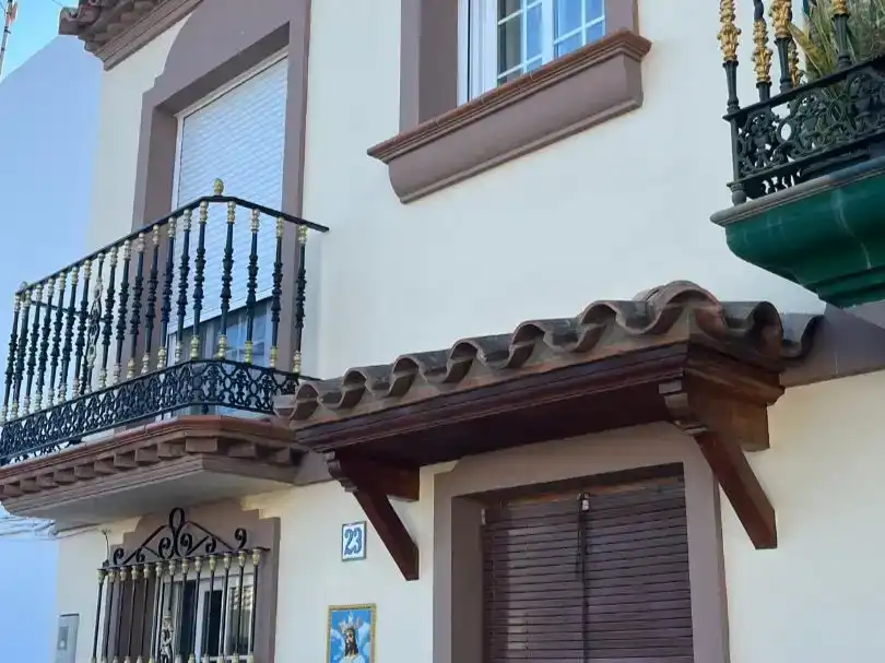 Vista exterior de Casa adosada en venda en Estepona amb Balcó