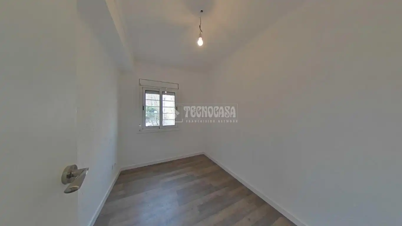 Schlafzimmer von Wohnung zum Verkauf in Cornellà de Llobregat