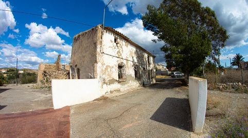 Precioso cortijo de 250m2 dividido en 2 plantas para reformar en los alrededores de Zurgena. Esta casa de 2 plantas cuenta con 4 h