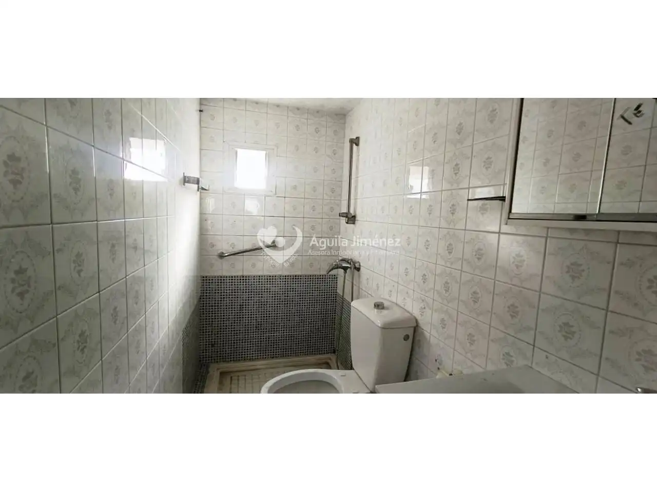 Baño de Casa adosada en venta en Alcalá de Guadaira con Aire acondicionado, Calefacción y Parquet