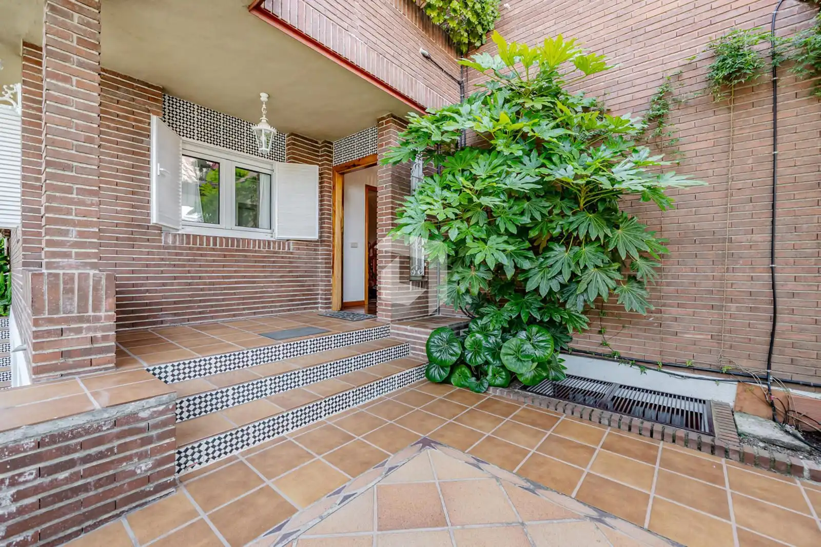 Vista exterior de Casa adosada en venda en Pozuelo de Alarcón amb Aire condicionat, Calefacció i Jardí privat