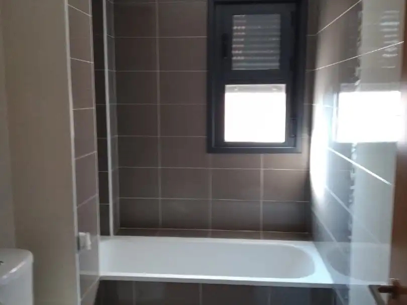 Badezimmer von Wohnung zur Miete in Navalcarnero mit Heizung, Terrasse und Abstellraum