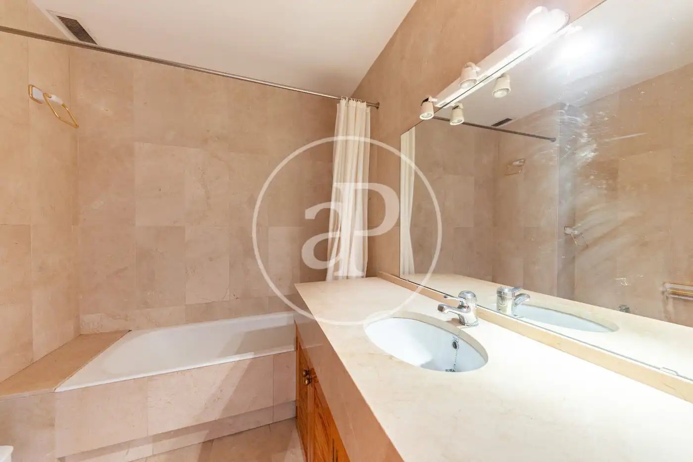 Baño de Piso en venta en  Palma de Mallorca con Calefacción, Jardín privado y Terraza