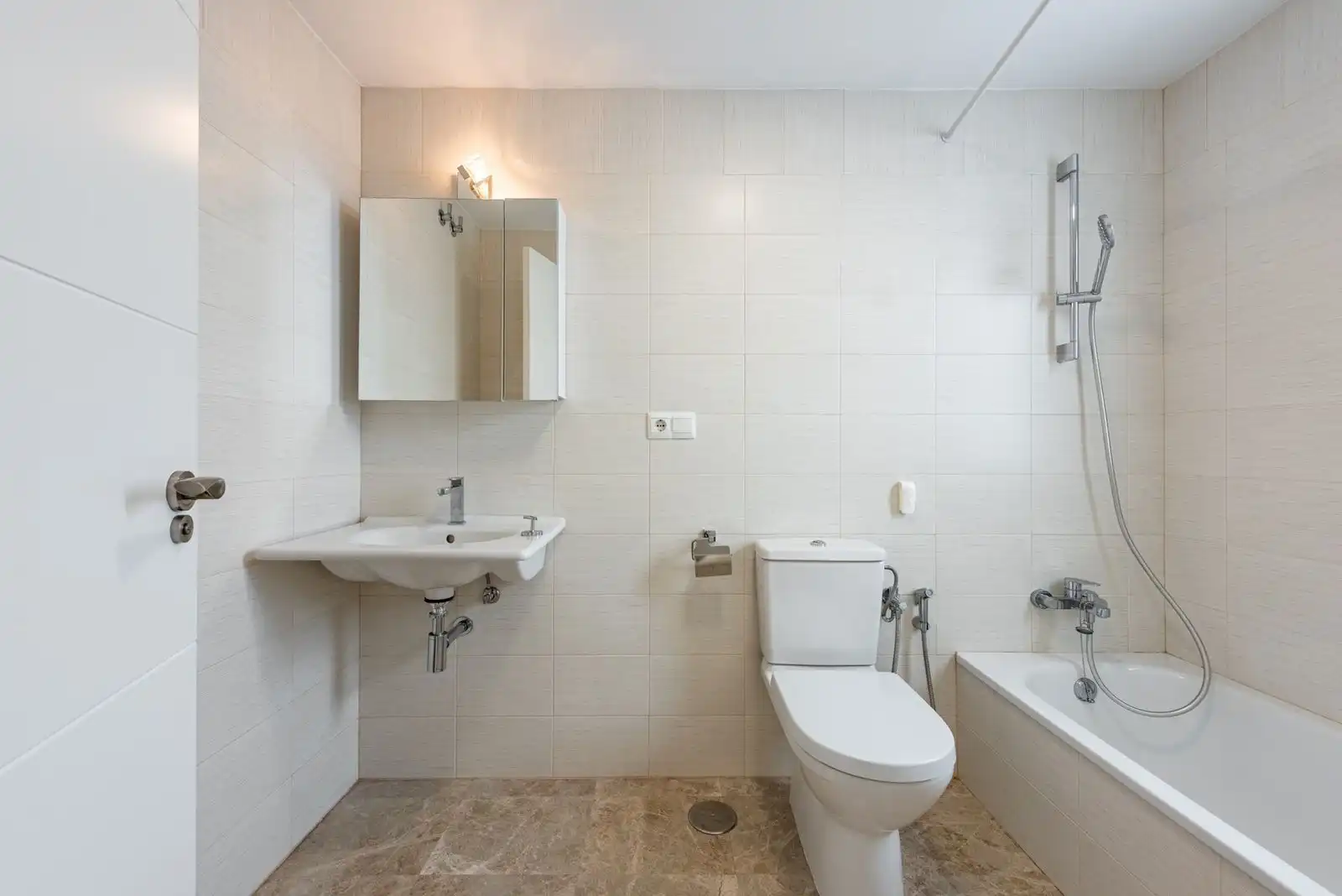 Baño de Casa adosada en venta en Marbella con Aire acondicionado, Terraza y Internet