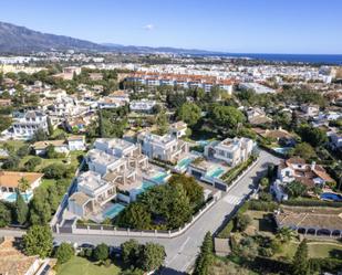 Vista exterior de Casa o xalet en venda en Marbella amb Aire condicionat, Terrassa i Piscina