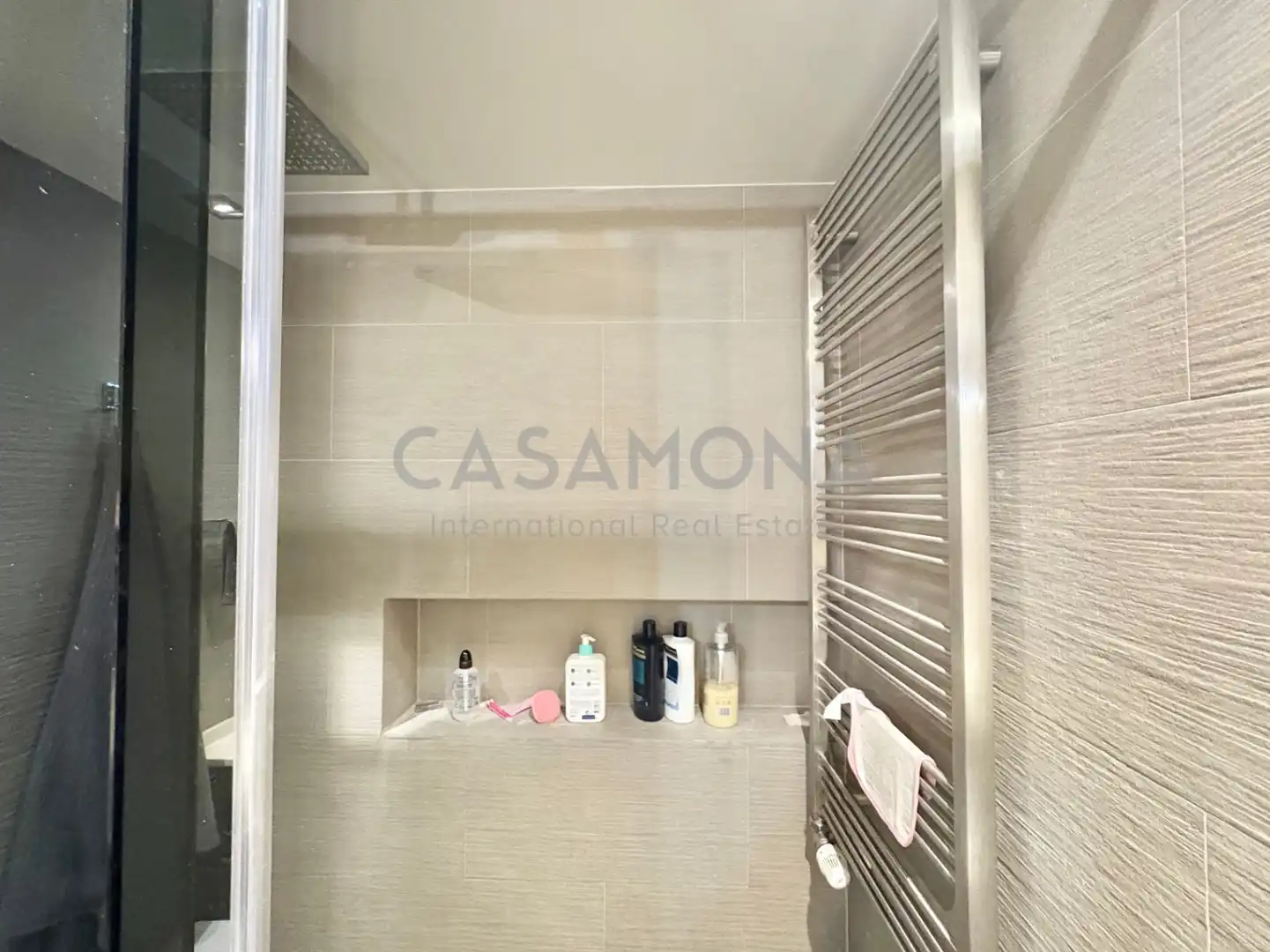 Badezimmer von Wohnungen zum Verkauf in Barcelona mit Klimaanlage, Heizung und Balkon