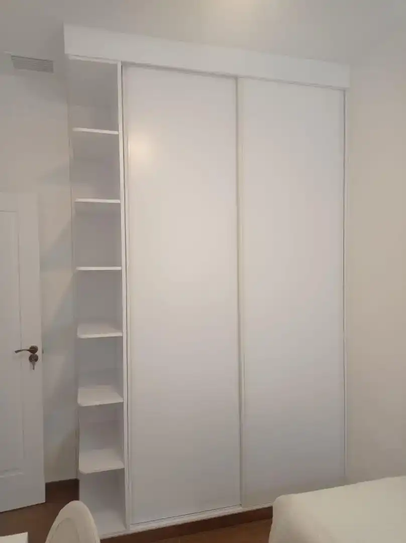 Schlafzimmer von Erdgeschoss zur Miete in Sevilla mit Parkett, Abstellraum und Schwimmbad