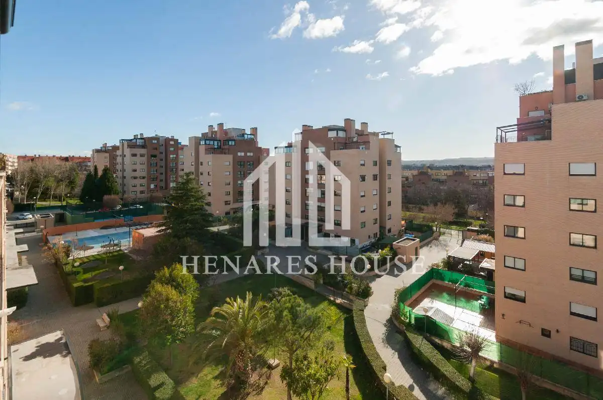 Vista exterior de Àtic en venda en Alcalá de Henares amb Aire condicionat, Calefacció i Jardí privat