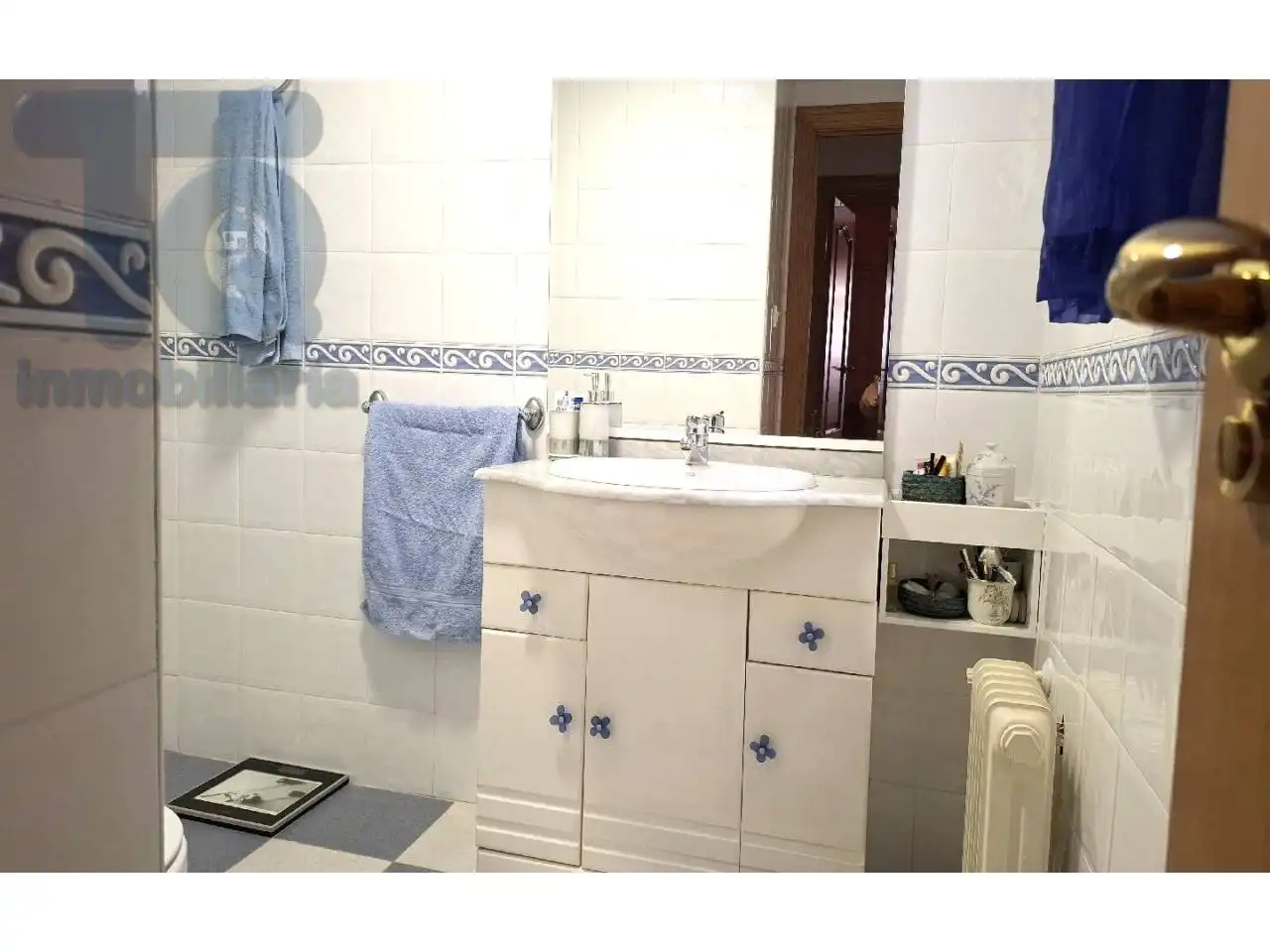 Bathroom of Flat for sale in Granada  with Heating and Alarm