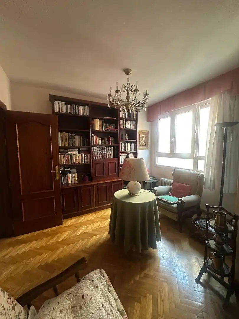 Sala de estar de Piso en venta en León Capital  con Calefacción, Terraza y TV