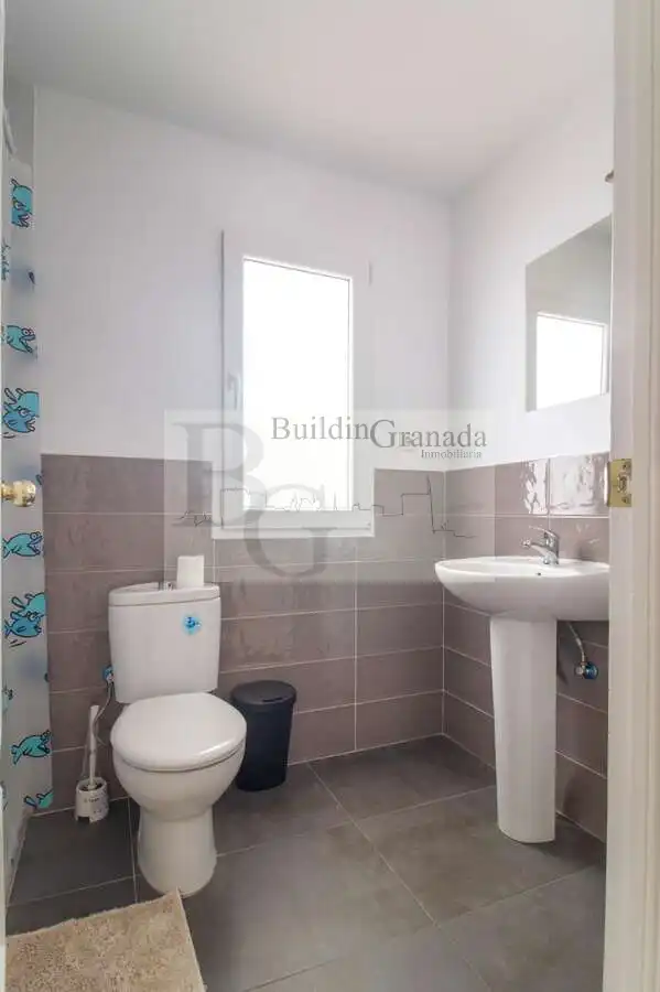 Baño de Piso de alquiler en Granada con Calefacción, Terraza y Amueblado