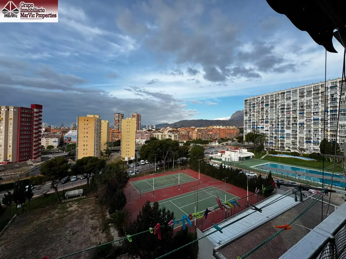 Vista exterior de Estudi en venda en Benidorm amb Jardí privat, Moblat i Piscina comunitària