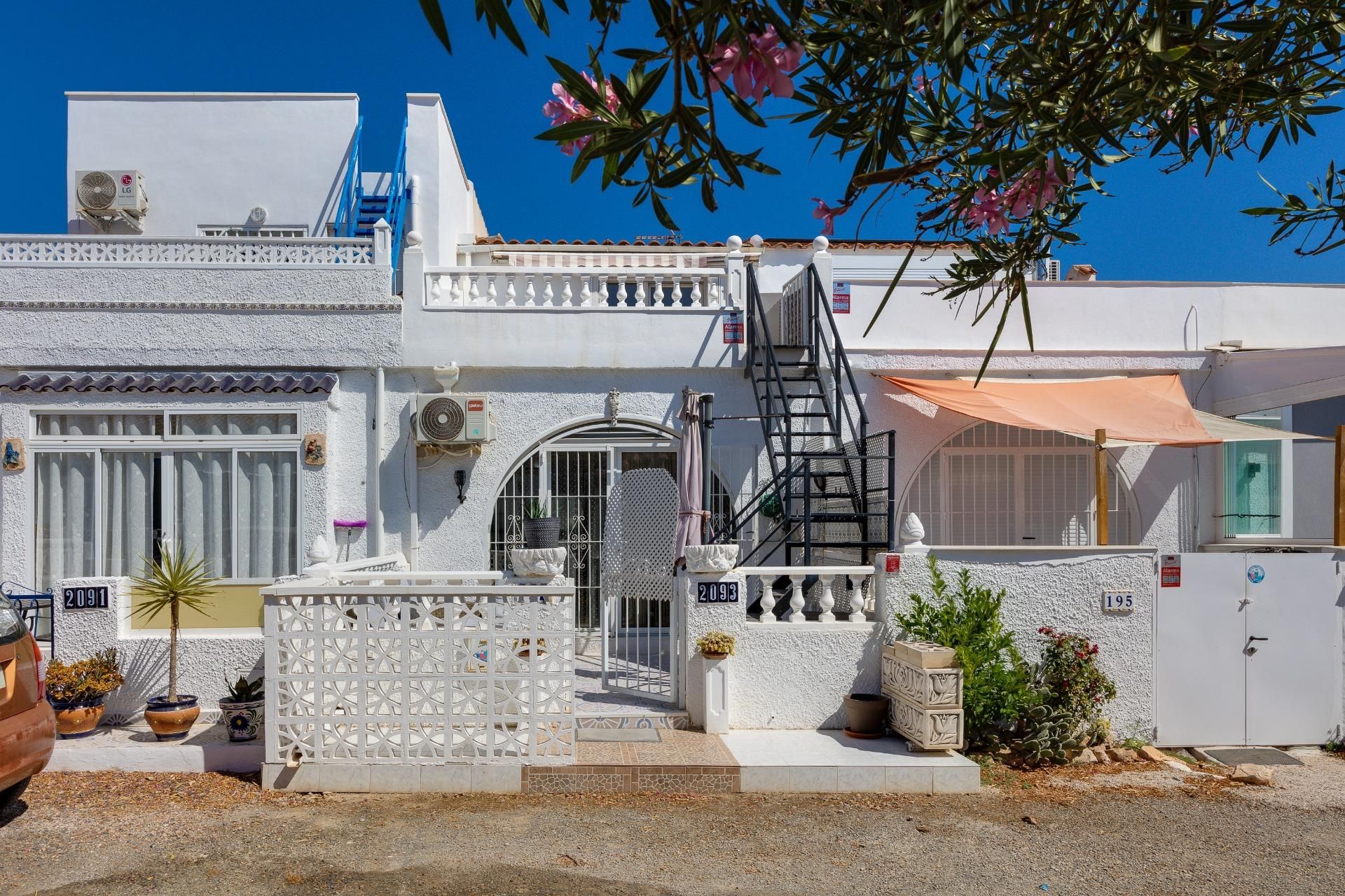 Exterior view of House or chalet for sale in Torrevieja  with Private garden, Terrace and Balcony