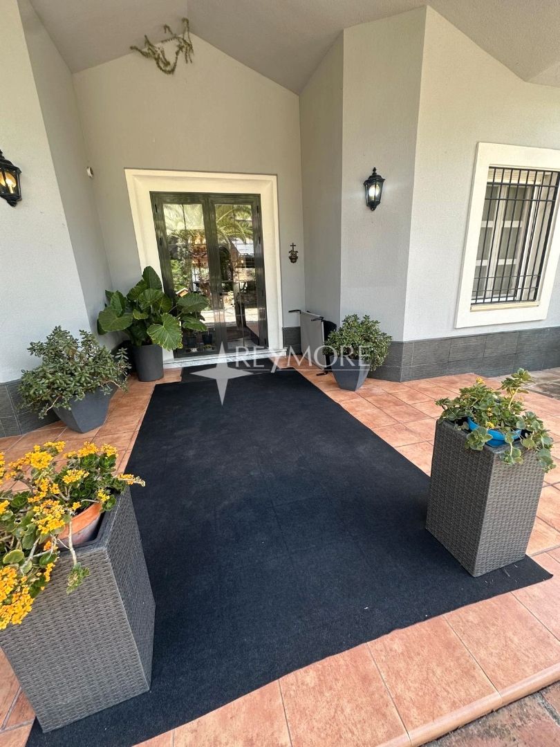 Vista exterior de Casa o xalet en venda en  Córdoba Capital amb Aire condicionat, Calefacció i Jardí privat