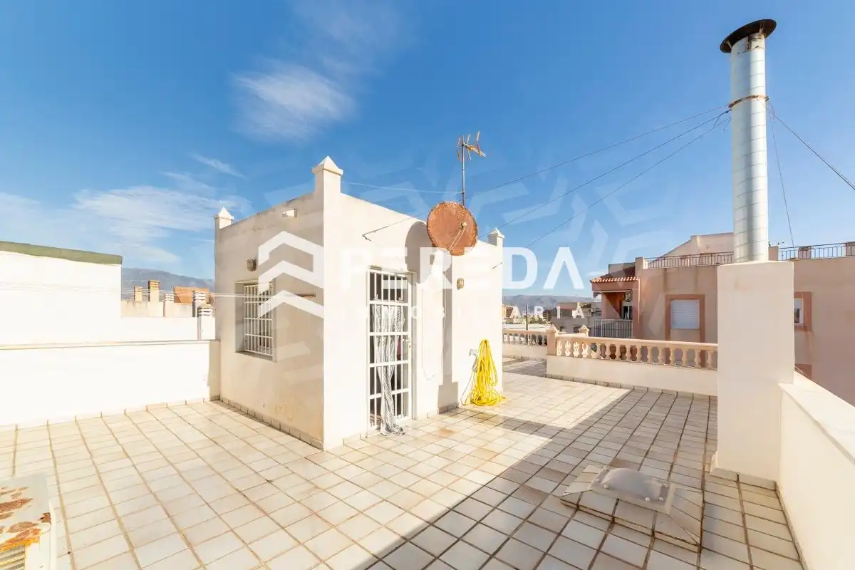 Terrasse von Einfamilien-Reihenhaus zum Verkauf in Roquetas de Mar mit Terrasse