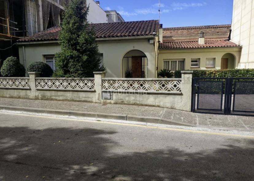 Vista exterior de Casa o xalet de lloguer en Girona Capital amb Jardí privat