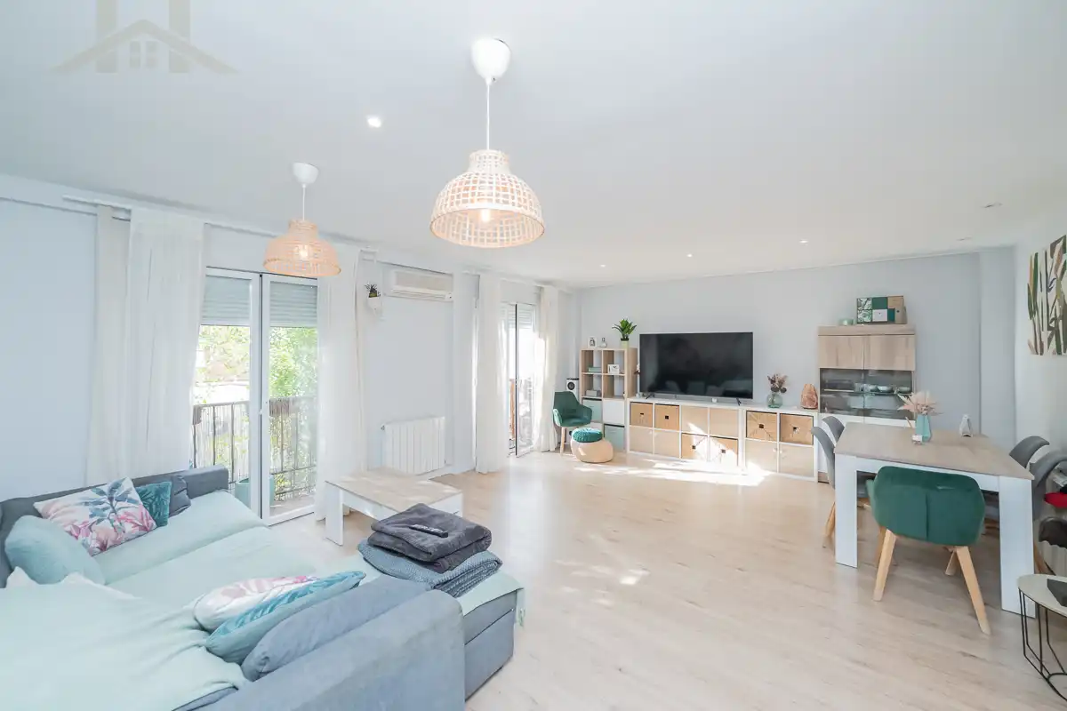 Sala de estar de Dúplex en venta en Sevilla la Nueva con Aire acondicionado, Calefacción y Balcón