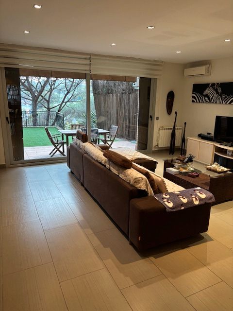 Sala d'estar de Casa adosada en venda en Mataró amb Aire condicionat, Calefacció i Jardí privat