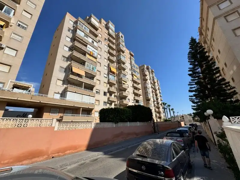 Vista exterior de Apartament en venda en Torrevieja amb Terrassa, Piscina i Moblat