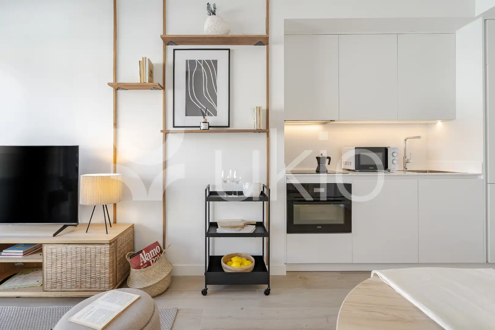 Cuina de Apartament de lloguer en Madrid amb Aire condicionat, Calefacció i Moblat
