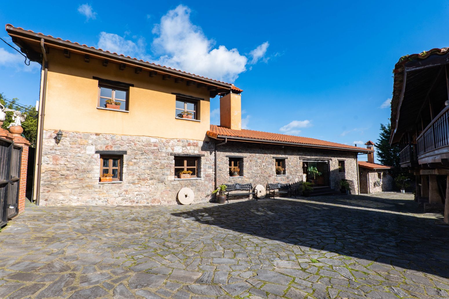 Vista exterior de Casa o xalet en venda en Carreño amb Calefacció, Jardí privat i Traster