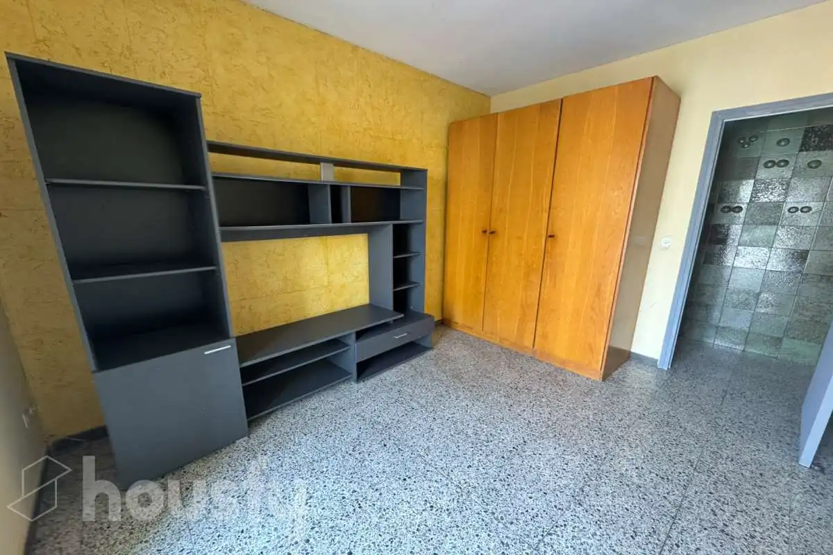 Dormitori de Pis en venda en Girona amb Aire condicionat, Calefacció i Moblat