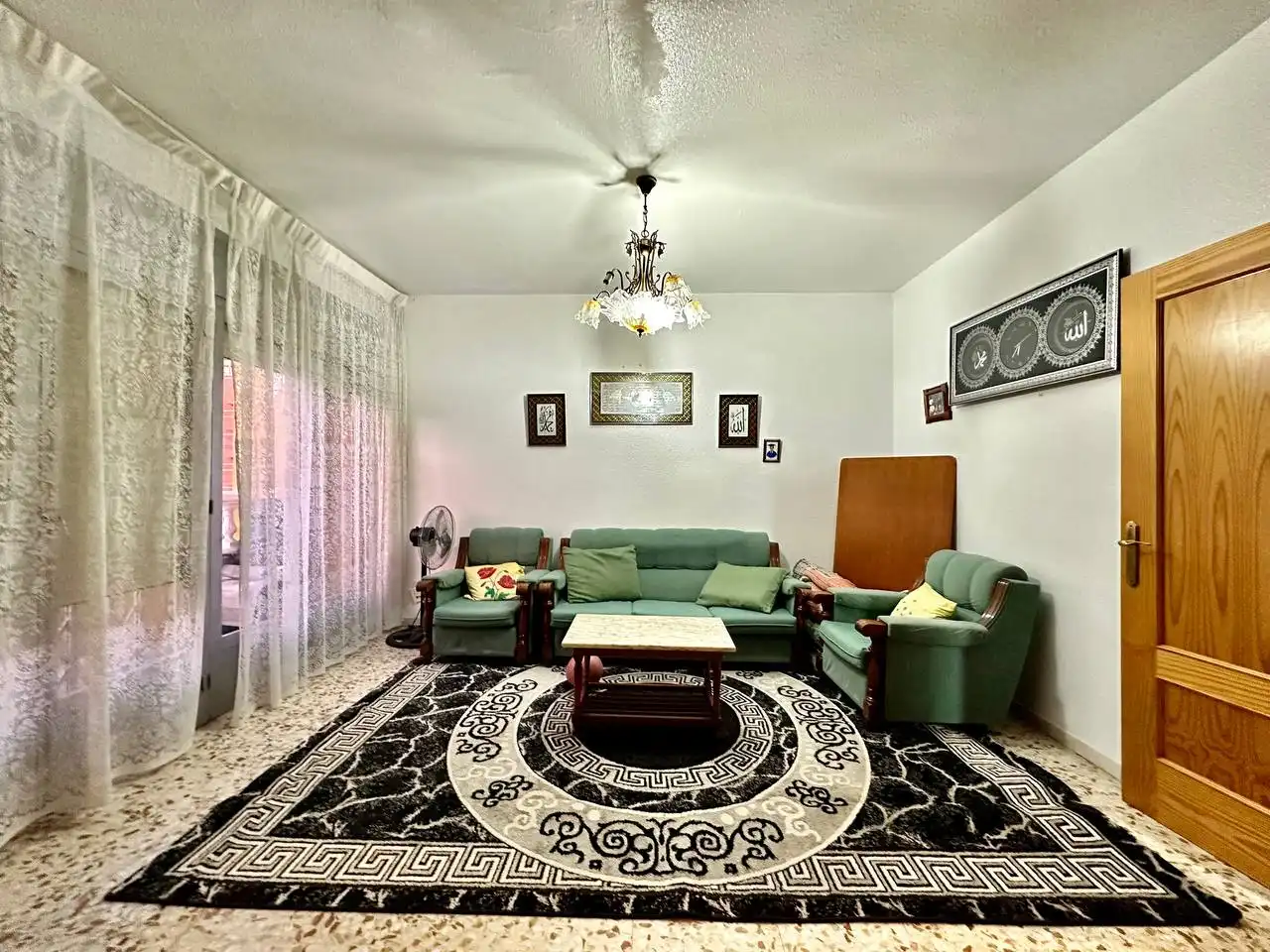 Wohnzimmer von Einfamilien-Reihenhaus zum Verkauf in El Ejido mit Klimaanlage, Heizung und Privatgarten