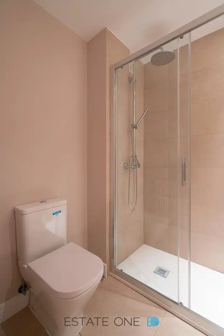Bathroom of Flat for rent in Madrid  with Air Conditioner, Heating and Parquet flooring