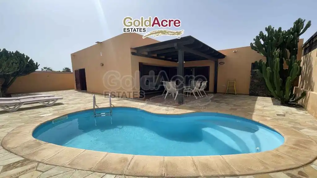 Piscina de Casa o xalet en venda en La Oliva