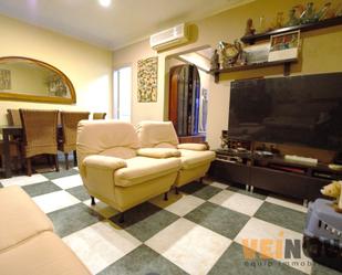 Living room of Flat for sale in  Barcelona Capital  with Air Conditioner, Oven and Balcony