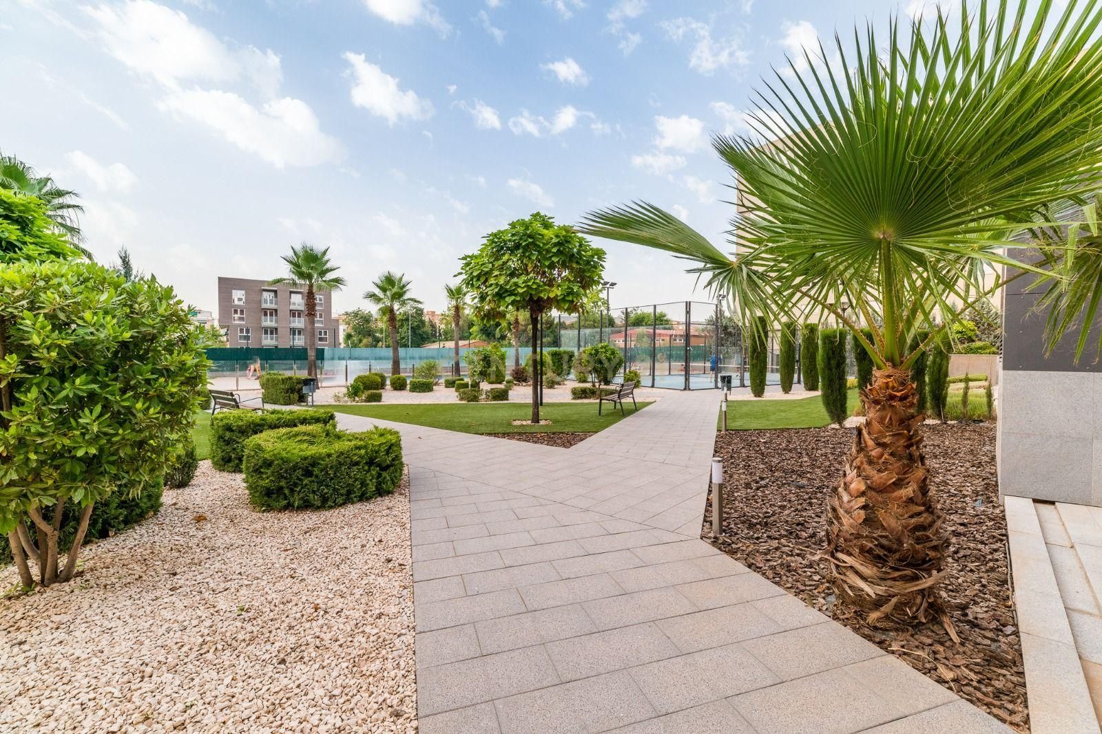 Terrasse von Wohnung zum Verkauf in  Granada Capital mit Klimaanlage, Privatgarten und Ofen