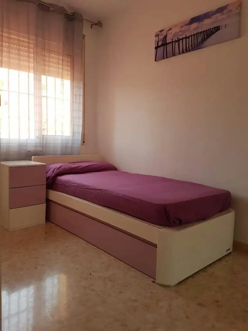 Dormitori de Casa adosada en venda en Algeciras amb Jardí privat, Traster i Moblat