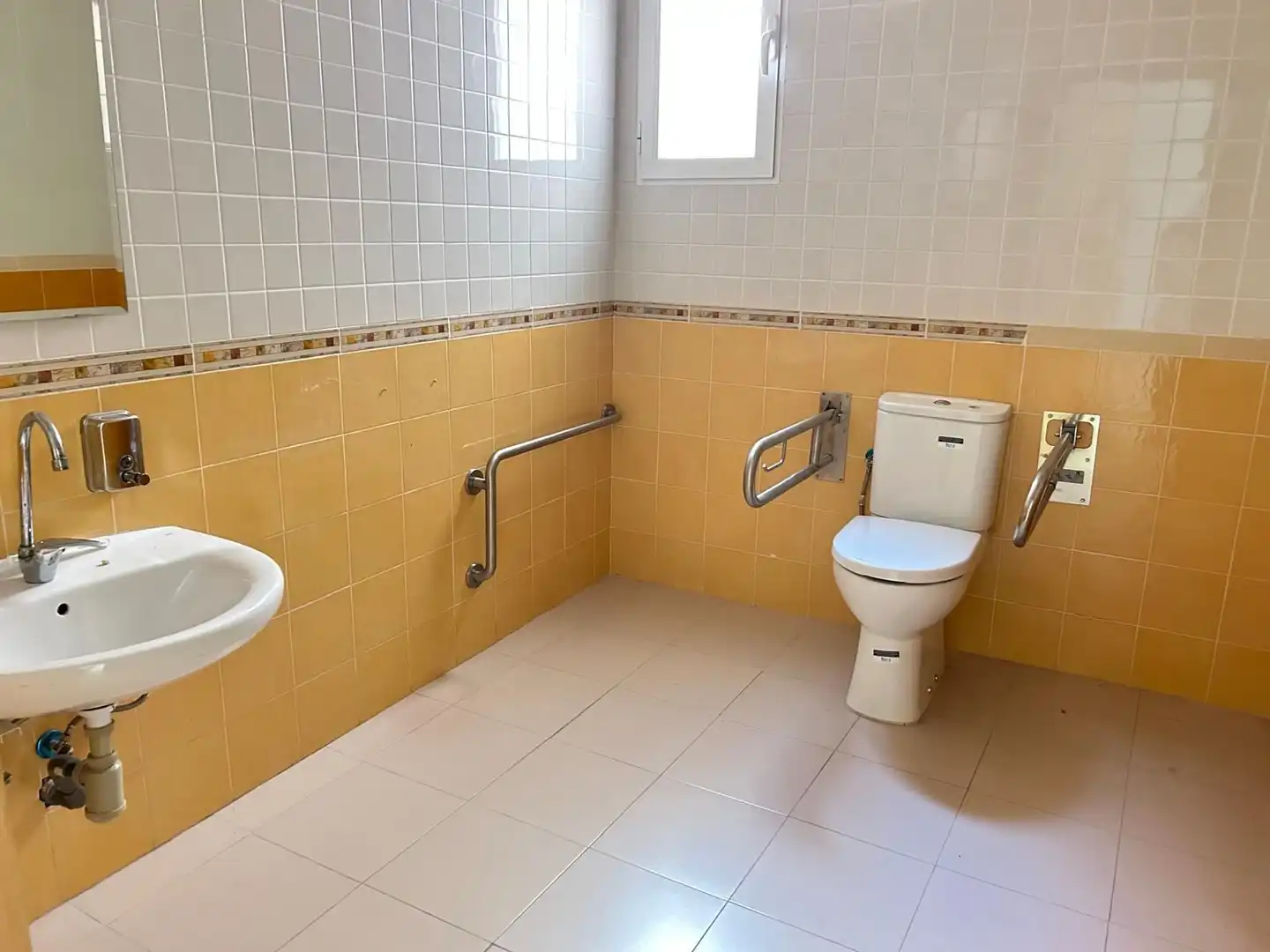 Bathroom of Commercial properties for sale in Ciempozuelos